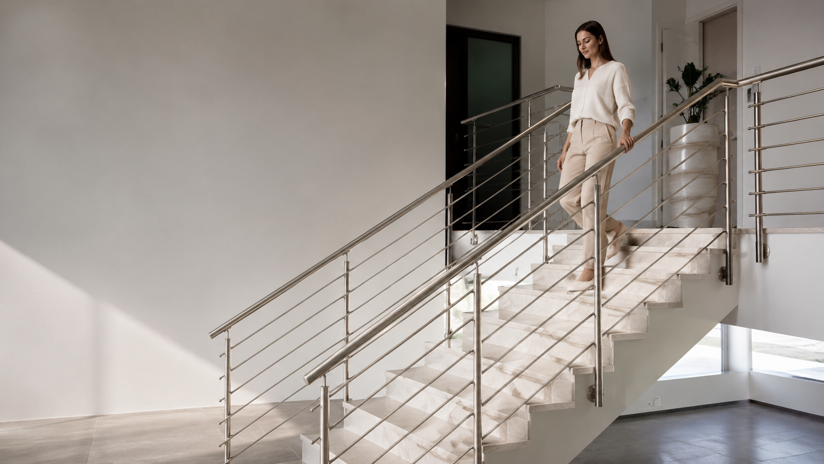 Architettura moderna con parapetti in vetro e ringhiere in acciaio inox